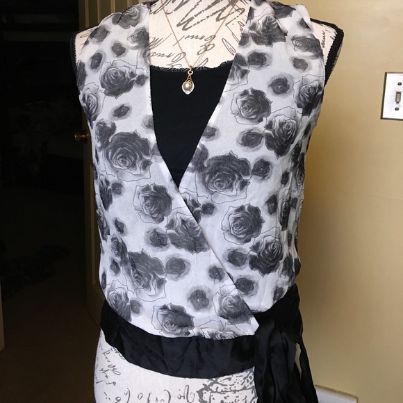 WHBM sleeveless black and white floral print top - Picture 1 of 1